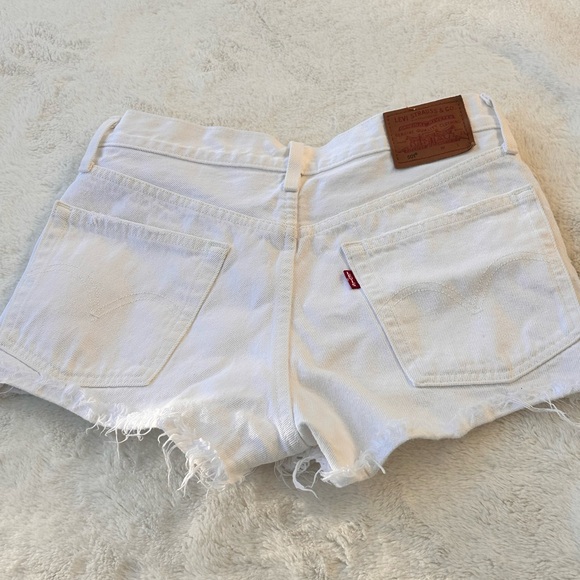 Vintage look Levi’s 501 high rise button fly white distressed shorts , size 26 - Picture 7 of 7